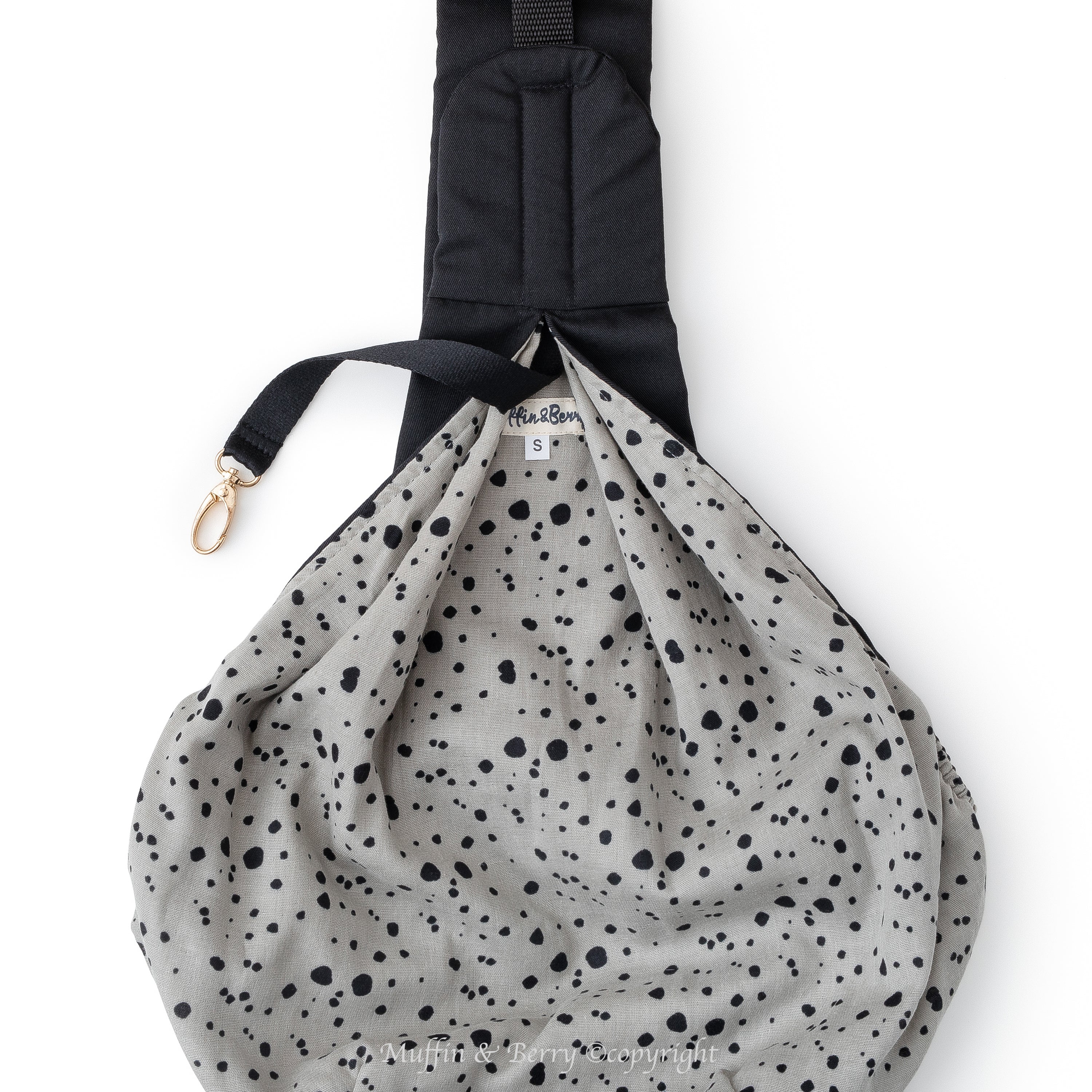 Muffin & Berry pet sling carrier interior double gauze cotton lining with gold safety leash clip – handmade black dog sling bag made in Lithuania