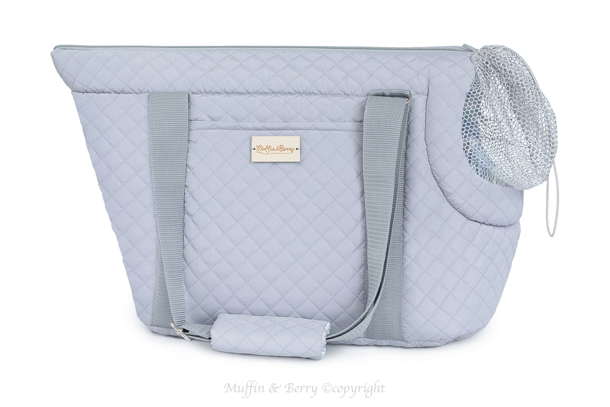 Muffin & Berry light grey quilted dog carrier bag AUSTIN side view on white background with optional grey mesh cover on head opening