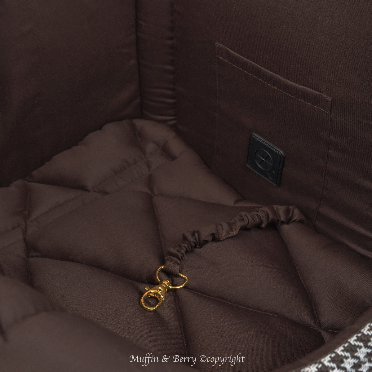 Close-up KINSLEY dog carrier bag interior detail showing inside pocket, dispenser pocket and gold safety leash clip, by Muffin & Berry