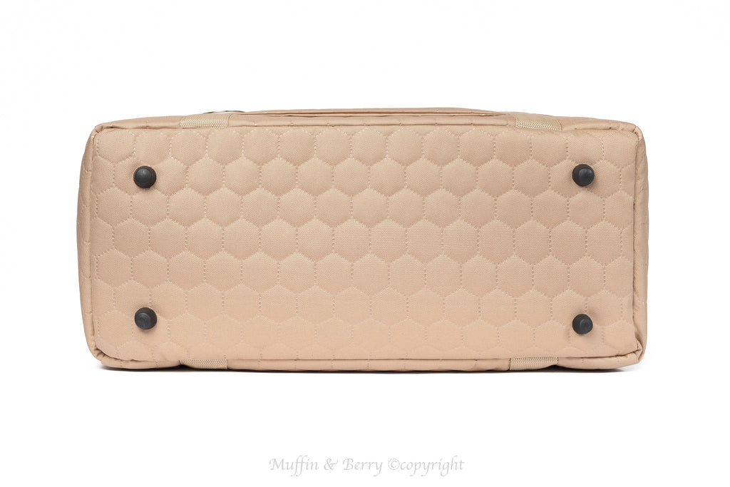 Muffin & Berry pet carrier Mila bottom view – beige quilted fabric with plastic protective feet for stable placement