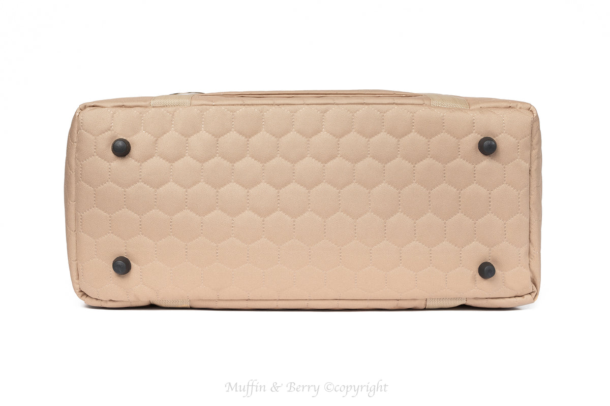 Muffin & Berry pet carrier Mila bottom view – beige quilted fabric with plastic protective feet for stable placement