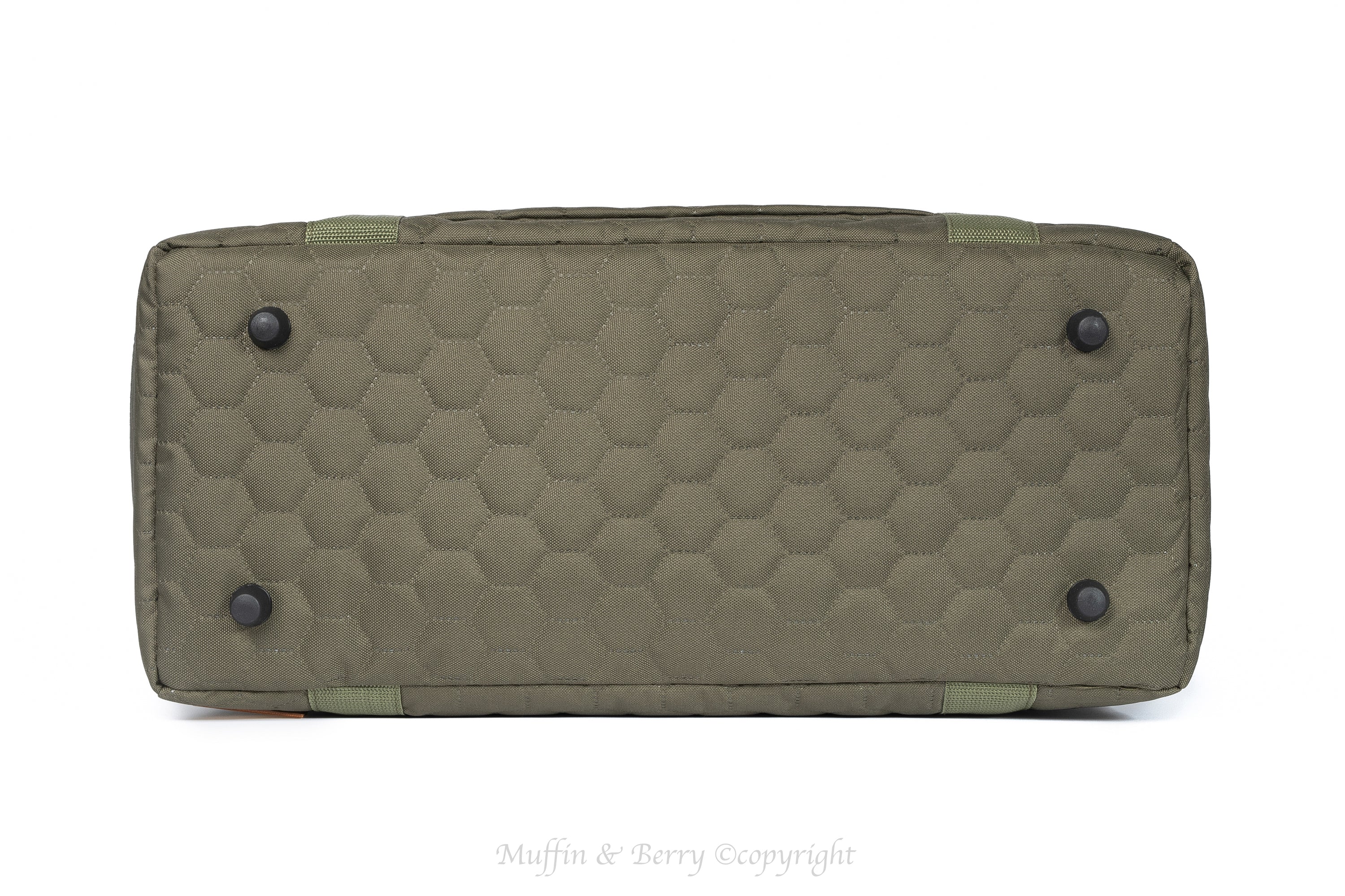 Muffin & Berry Elizabeth dog carrier bottom view – olive green quilted honeycomb fabric with plastic protective feet for stable placement