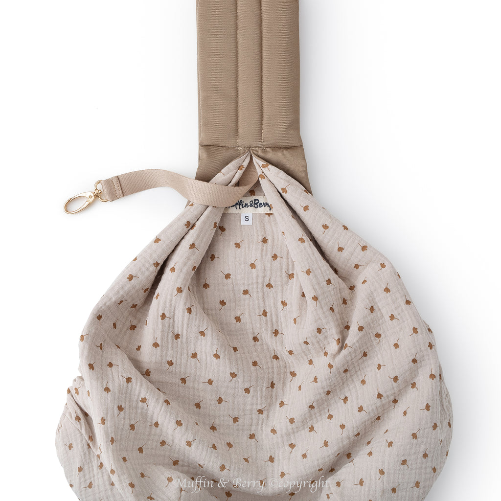 Muffin & Berry pet sling carrier interior – double gauze cotton lining with floral print, gold safety leash clip and Muffin & Berry label – handmade dog and cat sling bag